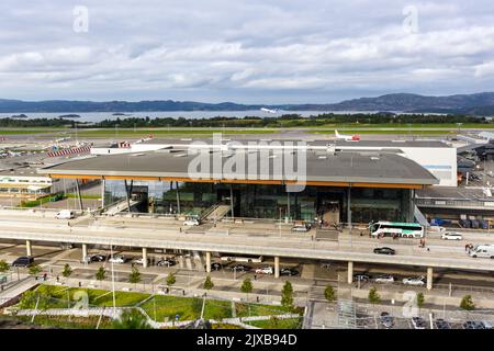 Bergen, Norwegen – 18. August 2022: Terminal des Flughafens Bergen Flesland (BGO) in Norwegen. Stockfoto