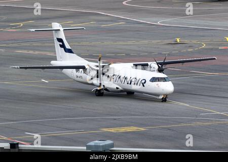 Bergen, Norwegen – 18. August 2022: Finnair ATR 72-500 am Flughafen Bergen (BGO) in Norwegen. Stockfoto