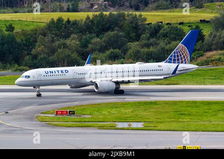 Bergen, Norwegen – 18. August 2022: Boeing 757-200 von United Airlines am Flughafen Bergen (BGO) in Norwegen. Stockfoto