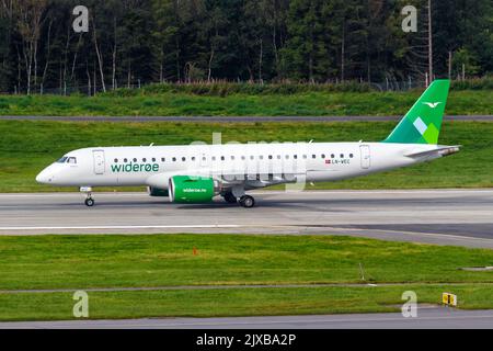 Bergen, Norwegen - 18. August 2022: Flugzeug der Wideroe Embraer 190 E2 am Flughafen Bergen (BGO) in Norwegen. Stockfoto