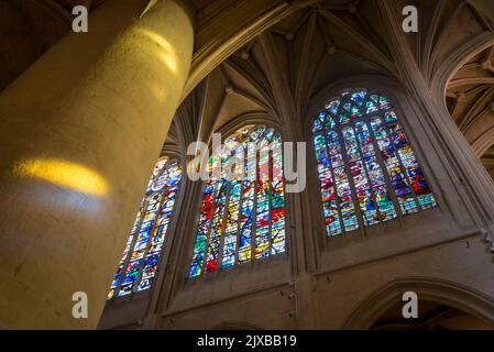 Modernes Buntglasfenster in der Kirche Saint-Gervais, einer gotischen Kirche auf antikem Gotteshaus, die 1494 begonnen wurde und Heimat des berühmten französischen Musicals dyna ist Stockfoto