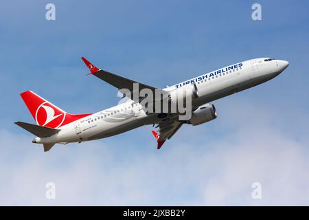 Hamburg, Deutschland - 14. August 2022: Turkish Airlines Boeing 737 MAX 8 am Hamburger Flughafen (HAM) in Deutschland. Stockfoto