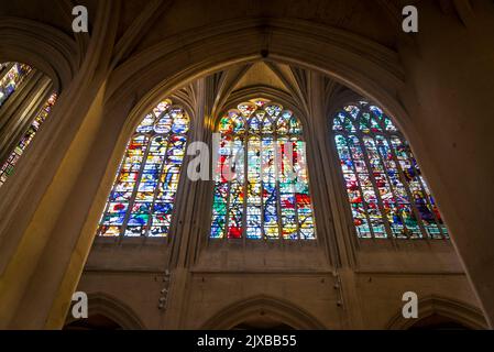 Modernes Buntglasfenster in der Kirche Saint-Gervais, einer gotischen Kirche auf antikem Gotteshaus, die 1494 begonnen wurde und Heimat des berühmten französischen Musicals dyna ist Stockfoto