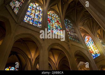 Modernes Buntglasfenster in der Kirche Saint-Gervais, einer gotischen Kirche auf antikem Gotteshaus, die 1494 begonnen wurde und Heimat des berühmten französischen Musicals dyna ist Stockfoto