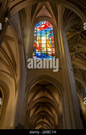 Modernes Buntglasfenster in der Kirche Saint-Gervais, einer gotischen Kirche auf antikem Gotteshaus, die 1494 begonnen wurde und Heimat des berühmten französischen Musicals dyna ist Stockfoto