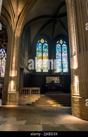 Modernes Buntglasfenster in der Kirche Saint-Gervais, einer gotischen Kirche auf antikem Gotteshaus, die 1494 begonnen wurde und Heimat des berühmten französischen Musicals dyna ist Stockfoto