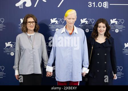 Die britische Regisseurin Joanna Hogg, die britische Schauspielerin Tilda Swinton und die britische Schauspielerin Carly-Sophia Davies posieren am 6. September 2022 während einer Fotowand für den Film „The Eternal Daughter“, der beim Wettbewerb Venezia 79 im Rahmen des Internationalen Filmfestivals von Venedig 79. im Lido di Venezia in Venedig, Italien, vorgestellt wurde. ©Foto: Cinzia Camela. Stockfoto