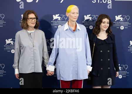 Die britische Regisseurin Joanna Hogg, die britische Schauspielerin Tilda Swinton und die britische Schauspielerin Carly-Sophia Davies posieren am 6. September 2022 während einer Fotowand für den Film „The Eternal Daughter“, der beim Wettbewerb Venezia 79 im Rahmen des Internationalen Filmfestivals von Venedig 79. im Lido di Venezia in Venedig, Italien, vorgestellt wurde. ©Foto: Cinzia Camela. Stockfoto