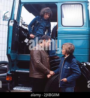 Konny und seine drei Freunde, Fernsehserie, Deutschland 1974 - 1974, Darsteller: Thies Lüders (rechts) am KW mit Fahrern Stockfoto