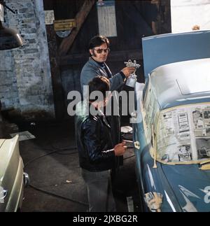 Konny und seine drei Freunde, Fernsehserie, Deutschland 1974 - 1974, Szenenfoto: Dunkelmänner wollen ein Auto umlackieren. Stockfoto