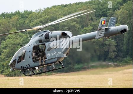 Ein Hubschrauber MD Helicopters MD Explorer 900 der belgischen Bundespolizei mit Mitgliedern der DSU-Spezialpolizei. Stockfoto