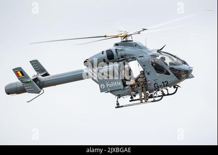 Ein Hubschrauber MD Helicopters MD Explorer 900 der belgischen Bundespolizei mit Mitgliedern der DSU-Spezialpolizei. Stockfoto