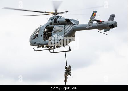 Ein Hubschrauber MD Helicopters MD Explorer 900 der belgischen Bundespolizei mit Mitgliedern der DSU-Spezialpolizei. Stockfoto