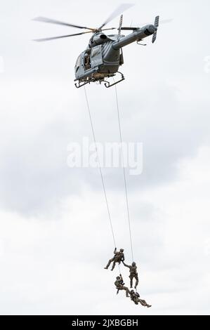 Ein Hubschrauber MD Helicopters MD Explorer 900 der belgischen Bundespolizei mit Mitgliedern der DSU-Spezialpolizei. Stockfoto