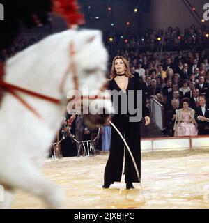 Stars in der Manege, Unterhaltungsshow aus dem Zirkus Krone Bau in München, Deutschland 1973, Mitwirkende: Senta Berger präsentiert eine Nummer mit einem Pony. Stockfoto