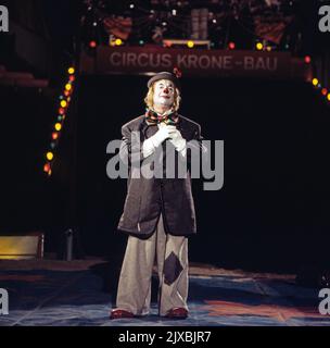 Stars in der Manege, Unterhaltungsshow aus dem Zirkus Krone Bau in München, Deutschland 1973, Mitwirkende: Heinz Rühmann singt sein Lied 'der Clown'. Stockfoto