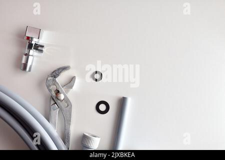 DIY Sanitär Hintergrund mit Werkzeugen und Materialien auf weißem Tisch. Draufsicht. Horizontale Zusammensetzung. Stockfoto