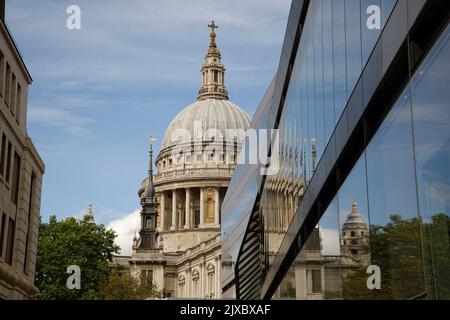 St. Pauls Cathedral, London, entworfen von Sir Christopher Wren und dessen Spiegelbild in einem modernen Bürogebäude mit Glasverkleidungen. Stockfoto