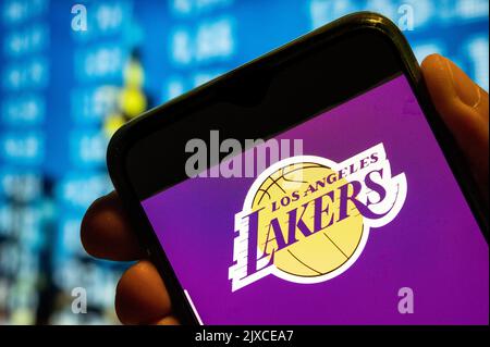 In dieser Abbildung wird das Logo des Teams Los Angeles Lakers von der amerikanischen professionellen Basketball-NBA-Mannschaft auf einem Smartphone-Bildschirm angezeigt. Stockfoto