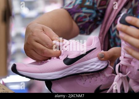 Tjumen, Russland-12. August 2022: Sport-Laufschuhe Ausrüstung von Nike Sportswear hergestellt. Rosa Sneakers Stockfoto