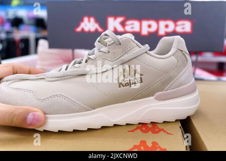 Tjumen, Russland-12. August 2022: Neue Casual-Schuhe der italienischen Marke Kappa. Selektiver Fokus Stockfoto