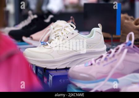 Tjumen, Russland-12. August 2022: Skechers Sneakers USA, Inc. Ist ein amerikanisches Lifestyle- und Performance-Schuhunternehmen. Stockfoto