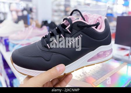 Tjumen, Russland-12. August 2022: Skechers Sneakers USA, Inc. Ist ein amerikanisches Lifestyle- und Performance-Schuhunternehmen. Stockfoto