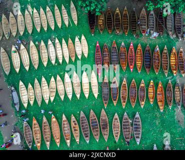 Manikganj, Bangladesch. 07. September 2022. Während der Monsun über dem Distrikt Manikganj, Dhaka, Bangladesch, aufragt, drängen Käufer von außerhalb des Distrikts, darunter Savar und Aminbazar von Dhaka, Manikganj, um Boote zu kaufen. Auf diesem traditionellen Markt werden auf einem Markt Hunderte von handgefertigten Holzbooten zum Verkauf auf dem Rasen angelegt. Jedes Schiff kostet zwischen BDT 1.500 und BDT 5.000 je nach Größe und Qualität der verwendeten Materialien. Quelle: Mustasinur Rahman Alvi/Alamy Live News Stockfoto