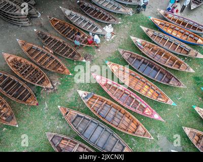 Manikganj, Bangladesch. 07. September 2022. Während der Monsun über dem Distrikt Manikganj, Dhaka, Bangladesch, aufragt, drängen Käufer von außerhalb des Distrikts, darunter Savar und Aminbazar von Dhaka, Manikganj, um Boote zu kaufen. Auf diesem traditionellen Markt werden auf einem Markt Hunderte von handgefertigten Holzbooten zum Verkauf auf dem Rasen angelegt. Jedes Schiff kostet zwischen BDT 1.500 und BDT 5.000 je nach Größe und Qualität der verwendeten Materialien. Quelle: Mustasinur Rahman Alvi/Alamy Live News Stockfoto