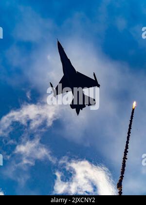 F-16 Viper kämpft Falkenjäger wirft defensive Flares während Demonstration Kunstflug in AirPower 2022 Zeltweg Österreich Stockfoto