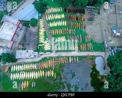 Manikganj, Bangladesch. 07. September 2022. Während der Monsun über dem Distrikt Manikganj, Dhaka, Bangladesch, aufragt, drängen Käufer von außerhalb des Distrikts, darunter Savar und Aminbazar von Dhaka, Manikganj, um Boote zu kaufen. Auf diesem traditionellen Markt werden auf einem Markt Hunderte von handgefertigten Holzbooten zum Verkauf auf dem Rasen angelegt. Jedes Schiff kostet zwischen BDT 1.500 und BDT 5.000 je nach Größe und Qualität der verwendeten Materialien. Quelle: Mustasinur Rahman Alvi/Alamy Live News Stockfoto