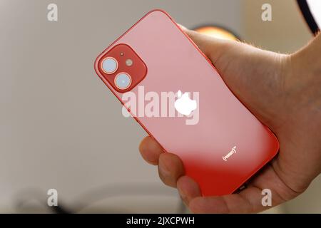 Tjumen, Russland-12. August 2022: IPhone 12 mini Produkt rot. Smartphone mit Multi-Touchscreen hergestellt von Apple Computer, Inc. Stockfoto