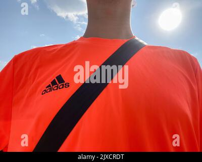 Tjumen, Russland-30. August 2022: Adidas Logo auf man-T-Shirt. Adidas ist deutscher Designer und Hersteller von Sportbekleidung und Accessoires Stockfoto