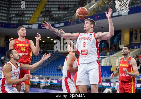 Tiflis, Georgien, 6.. September 2022. Dino Radoncic von Montenegro in Aktion unter dem Korb während der FIBA EuroBasket 2022 Gruppe Ein Spiel zwischen Montenegro und Spanien in der Tbilisi Arena in Tiflis, Georgien. 6. September 2022. Kredit: Nikola Krstic/Alamy Stockfoto