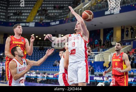 Tiflis, Georgien, 6.. September 2022. Dino Radoncic von Montenegro im Einsatz unter dem Korb gegen Joel Parra aus Spanien während der FIBA EuroBasket 2022 Gruppe Ein Spiel zwischen Montenegro und Spanien in der Tbilisi Arena in Tiflis, Georgien. 6. September 2022. Kredit: Nikola Krstic/Alamy Stockfoto