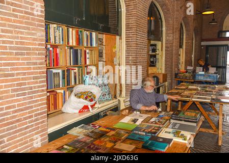 Amsterdam, Niederlande. August 2022. Der Buchmarkt im Oudemanshuispoort in Amsterdam. Hochwertige Fotos Stockfoto