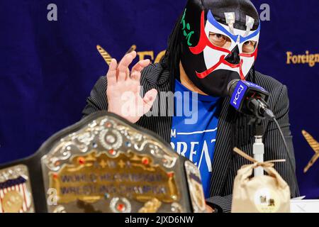 Tokio, Japan. 07. September 2022. Der japanische Pro Wrestler, die große Sasuke (Masanori Murakawa), spricht während einer Pressekonferenz im Club der ausländischen Korrespondenten von Japan am 7. September 2022 in Tokio, Japan. Die Große Sasuke, Der einer der beliebtesten Wrestler Japans und Politiker ist, kam zusammen mit dem professionellen Wrestler und Titelverteidiger Masato Tanaka (und anderen Gästen), um ein Titelspiel für die Zero One World Heavyweight Wrestling Championship anzukündigen, die am 10. September in Takomachi, Präfektur Chiba, stattfinden wird. Kredit: Aflo Co. Ltd./Alamy Live Nachrichten Stockfoto