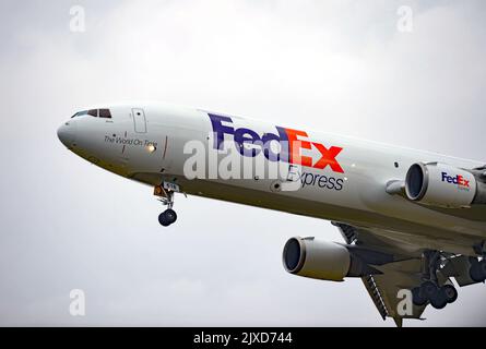 Ein FedEx-Frachtflugzeug von Federal Express, McDonnell Douglas MD-11 F (N618FE), namens „Justin“, landet am Stansted Airport in Essex. Bilddatum: Freitag, 2. September 2022. Stockfoto