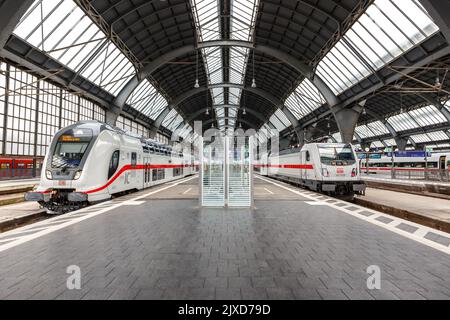 Karlsruhe, Deutschland - 30. Juni 2022: Intercity IC Züge des Typs Twindexx Vario von Bombardier der DB Deutsche Bahn am Hauptbahnhof in Karlsruhe. Stockfoto