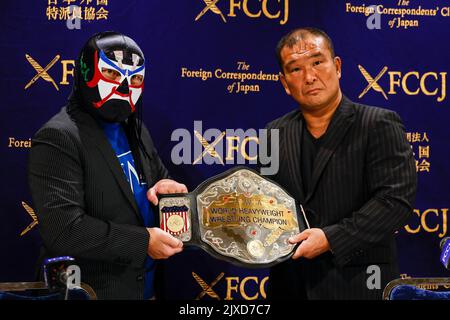 Tokio, Japan. 07. September 2022. (L bis R) die japanischen Pro-Wrestler The Great Sasuke (Masanori Murakawa) und Masato Tanaka posieren für die Kameras während einer Pressekonferenz im Club der ausländischen Korrespondenten von Japan am 7. September 2022 in Tokio, Japan. Die Große Sasuke, Der einer der beliebtesten Wrestler Japans und Politiker ist, kam zusammen mit dem professionellen Wrestler und Titelverteidiger Masato Tanaka (und anderen Gästen), um ein Titelspiel für die Zero One World Heavyweight Wrestling Championship anzukündigen, die am 10. September in Takomachi, Präfektur Chiba, stattfinden wird. Kredit: Aflo Co. Ltd./Alamy Stockfoto