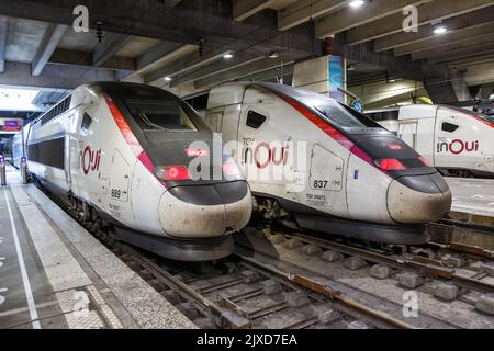 Paris, Frankreich - 6. Juni 2022: TGV Duplex Hochgeschwindigkeitszüge der SNCF am Bahnhof Gare Montparnasse in Paris, Frankreich. Stockfoto