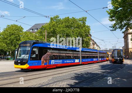 Karlsruhe, Deutschland - 30. Juni 2022: Stadtbahn der AVG-Straßenbahn Typ Stadler CityLink ÖPNV an der Haltestelle Hauptbahnhof in Karlsruhe, Deutschland. Stockfoto