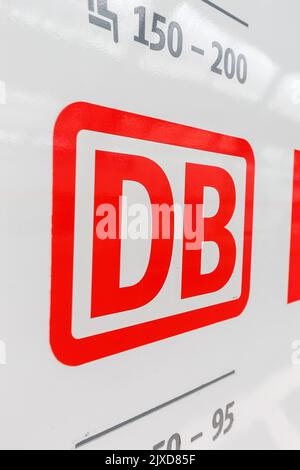 Karlsruhe, Deutschland - 30. Juni 2022: DB-Logo auf einem InterCity IC-Zug am Hauptbahnhof im Hochformat in Karlsruhe. Stockfoto