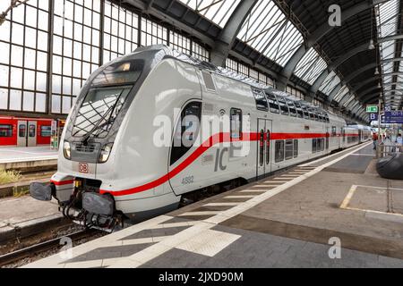 Karlsruhe, Deutschland - 30. Juni 2022: Intercity IC-Zug vom Typ Twindexx Vario von Bombardier der DB Deutsche Bahn am Hauptbahnhof in Karlsruhe, Deutschland. Stockfoto