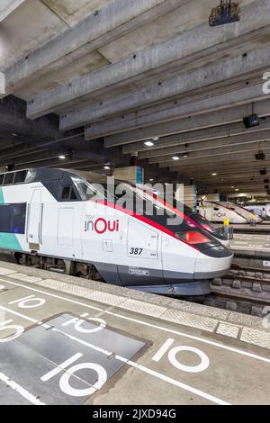 Paris, Frankreich - 6. Juni 2022: TGV Duplex Hochgeschwindigkeitszüge der SNCF am Bahnhof Gare Montparnasse im Hochformat in Paris, Frankreich. Stockfoto