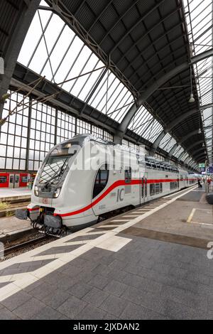 Karlsruhe, Deutschland - 30. Juni 2022: Intercity IC-Zug vom Typ Twindexx Vario von Bombardier der DB Deutsche Bahn am Hauptbahnhof in Karlsruhe, Deutschland. Stockfoto