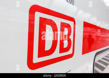 Karlsruhe, 30. Juni 2022: DB-Logo auf einem InterCity IC-Zug am Hauptbahnhof in Karlsruhe. Stockfoto
