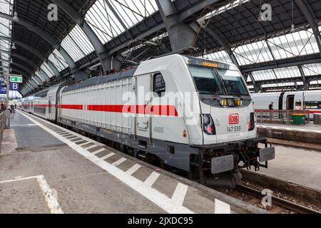 Karlsruhe, Deutschland - 30. Juni 2022: Intercity IC-Zug vom Typ Twindexx Vario von Bombardier der DB Deutsche Bahn am Hauptbahnhof in Karlsruhe, Deutschland. Stockfoto