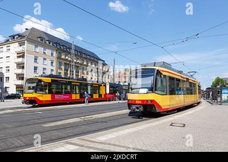 Karlsruhe, Deutschland - 30. Juni 2022: Straßenbahn-S-Bahn der AVG Straßenbahn Typ GT8 ÖPNV an der Haltestelle Hauptbahnhof in Karlsruhe, Deutschland. Stockfoto