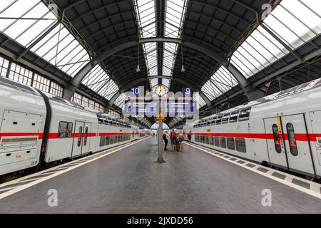 Karlsruhe, Deutschland - 30. Juni 2022: Intercity IC Züge des Typs Twindexx Vario von Bombardier der DB Deutsche Bahn am Hauptbahnhof in Karlsruhe. Stockfoto